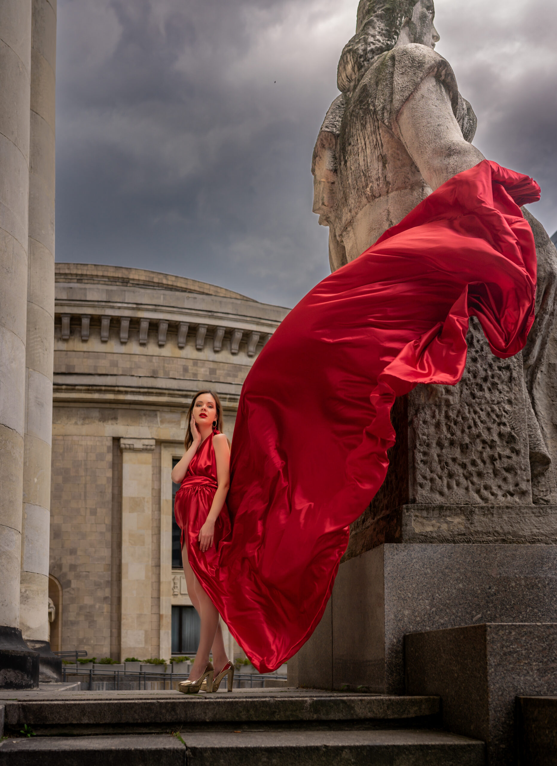 Kobieta w pięknej czerwonej długiej sukni na tle miasta Warszawa, Weddatelier Michał Dubicki Fotografia