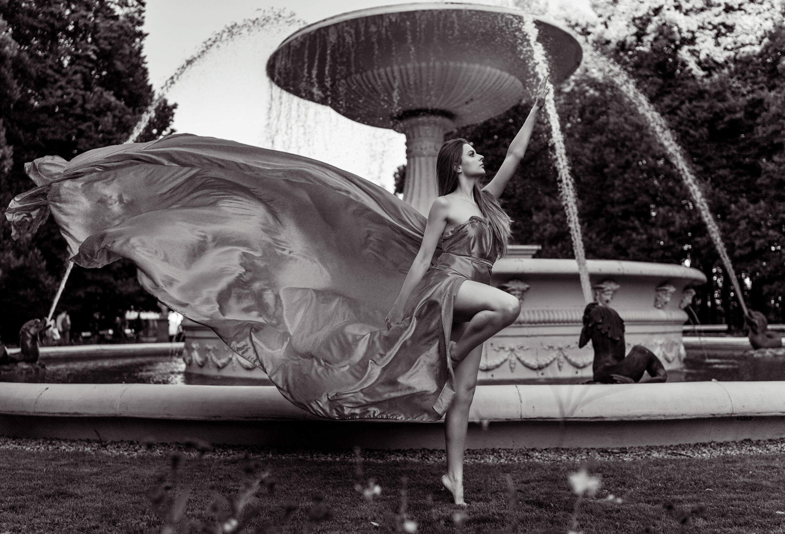 Piękna kobieta w sukni flyingdress na tle fontanny w parku w Warszawie, WeddAtelier Michał Dubicki Fotografia