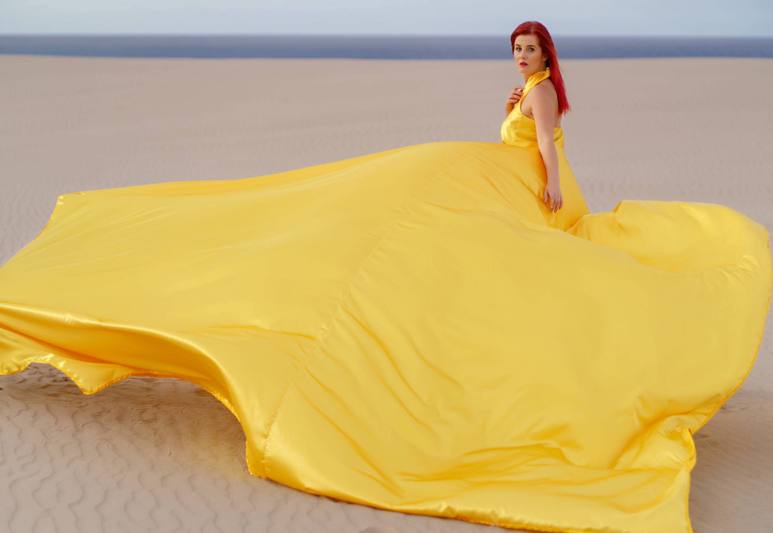 Sesja plenerowa Flyingdress nad morzem na plaży, WeddAtelier Fotograf Warszawa Michał Dubicki