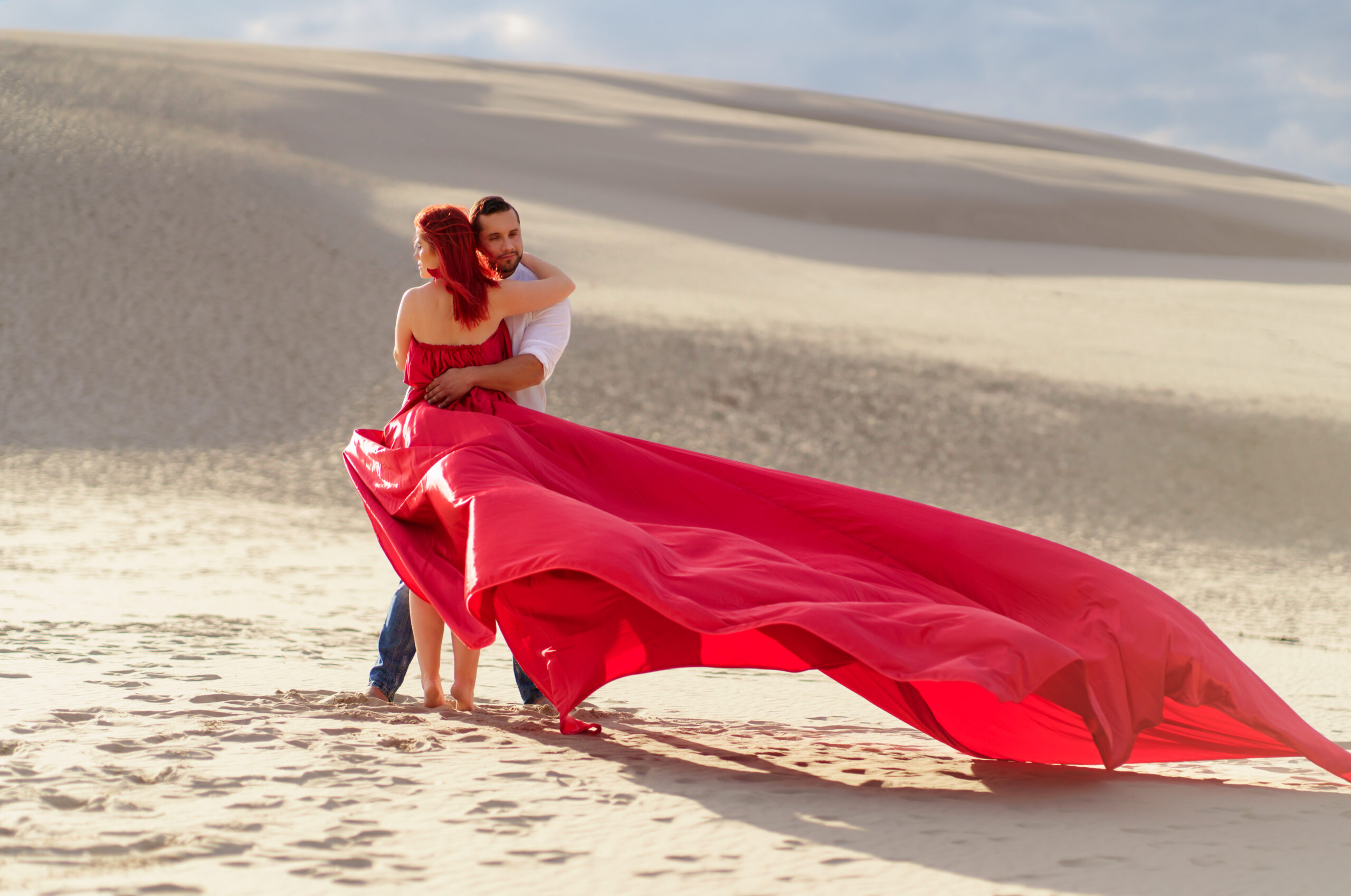 Narzeczeńska Sesja Flyingdress na plaży nad morzem, WeddAtelier Fotograf Warszawa Michał Dubicki