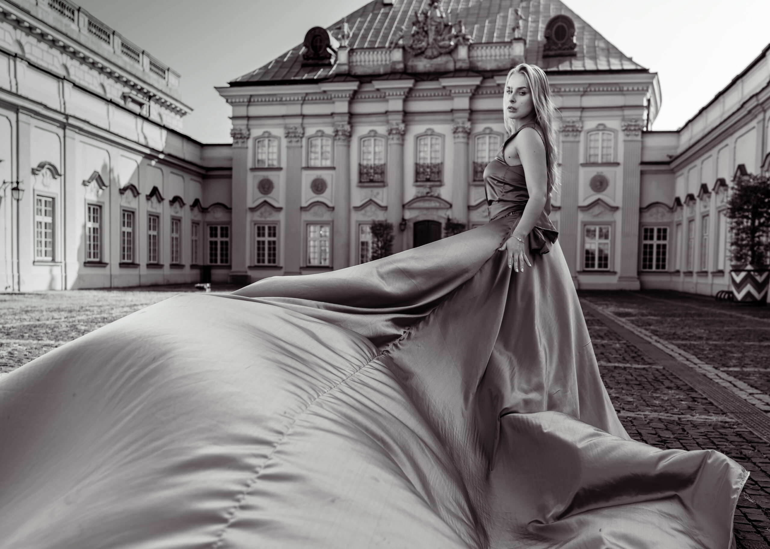 Sesja zdjęciowa na Starym Mieście w Warszawie, Kobieta na tle Pałacu pod Blachą, WeddAtelier Fotograf Warszawa Michał Dubicki