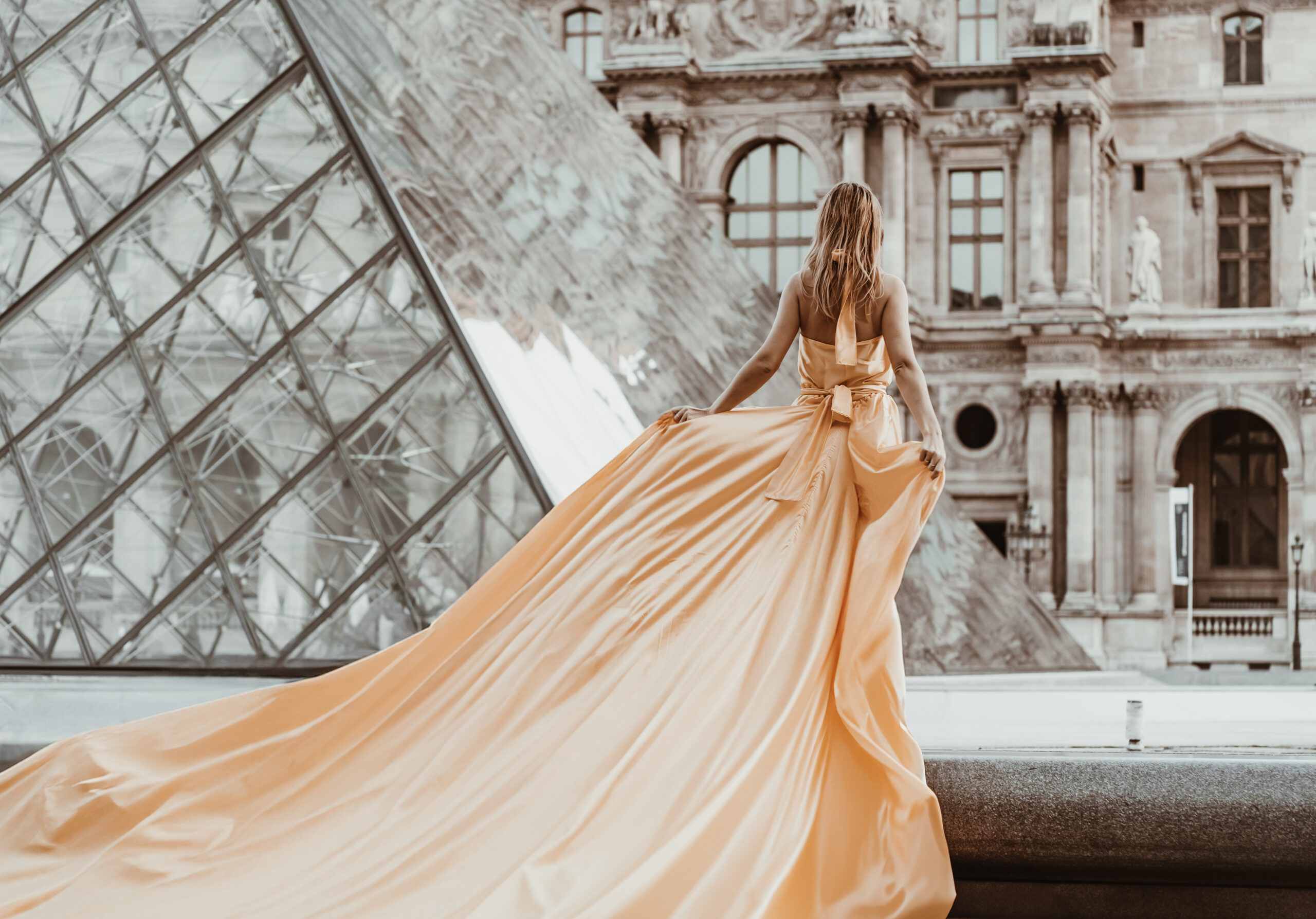 Sesja zdjęciowa w Paryżu, sesja flyingdress Louvre museum, WeddAtelier Fotograf Warszawa Michał Dubicki
