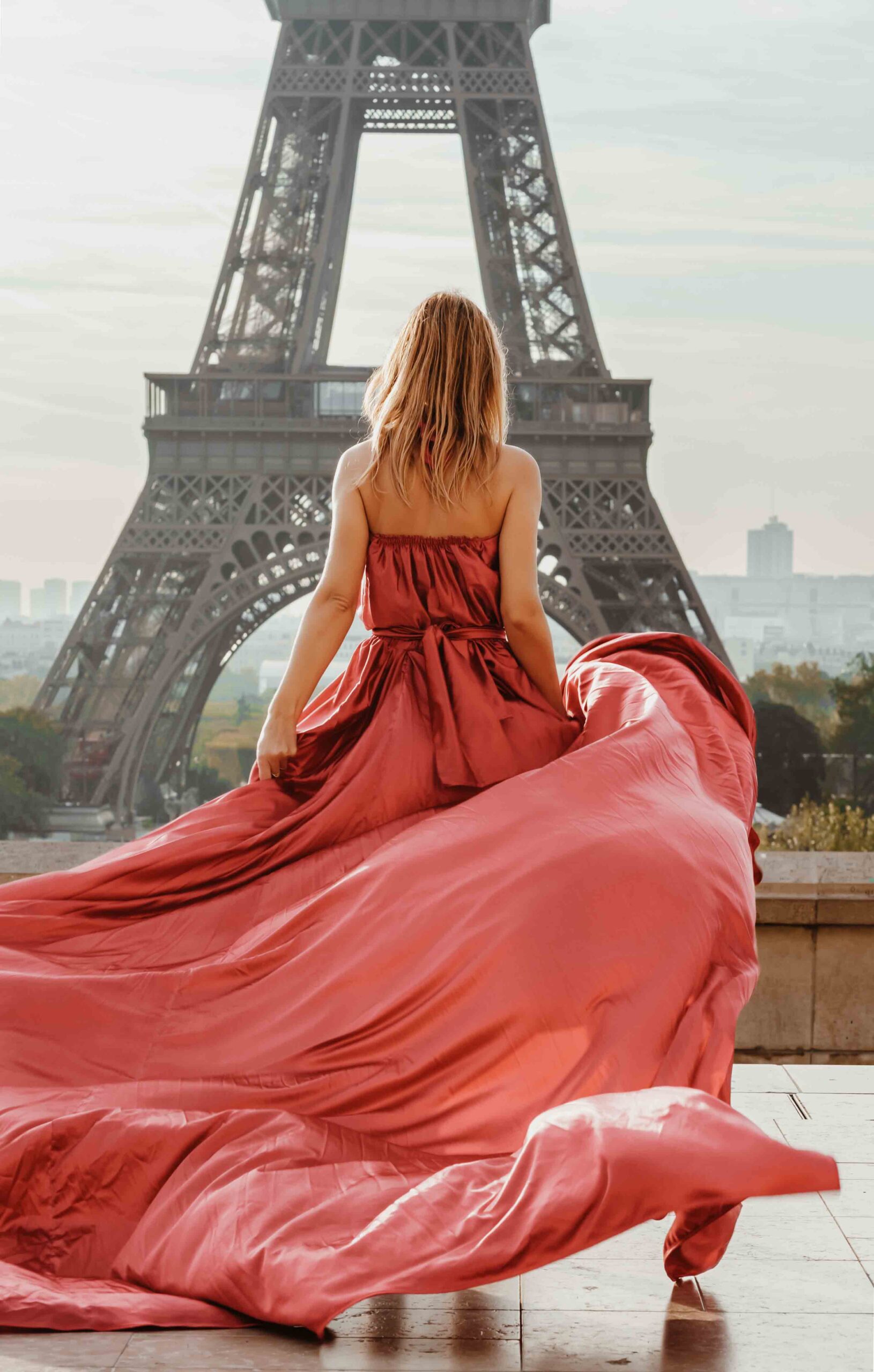 Panna młoda sesja zdjęciowa Ślubna i Narzeczeńska w Paryżu, w tle wieża Eiffla, WeddAtelier.pl Fotografia i Film Ślubny Fotograf Warszawa Michał Dubicki