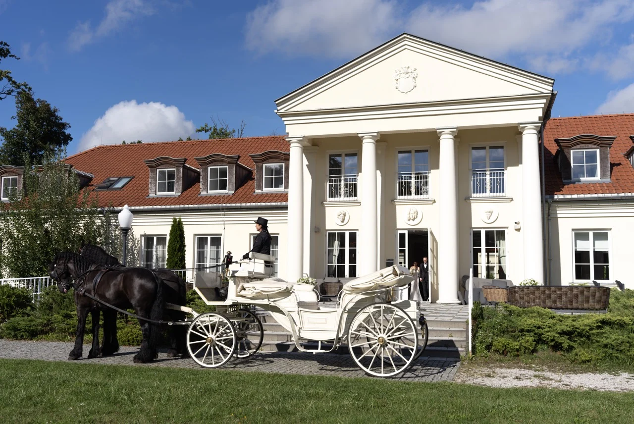 Fotograf ślubny WeddAtelier.com 34 Pałac Alexandrinum z karetą – fotograf i filmowiec ślubny pod Warszawą, WeddAtelier